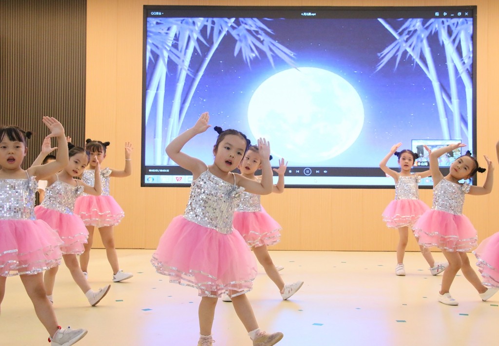 武陵区中心幼儿园： 湘吐师幼亲 中秋共月明