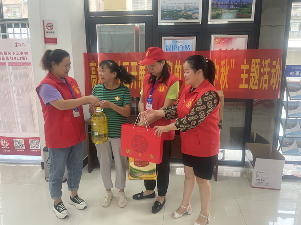 新时代文明实践耀武陵|高坪头社区开展“情暖中秋”慰问活动