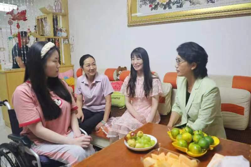 市领导走访慰问残疾大学生
