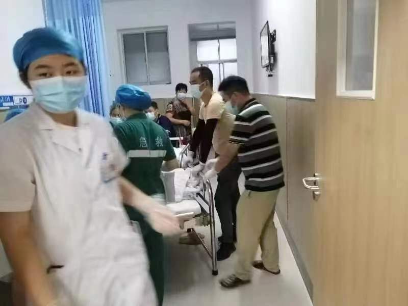 河洑镇：驻村更驻心 驻村工作队救助患病群众