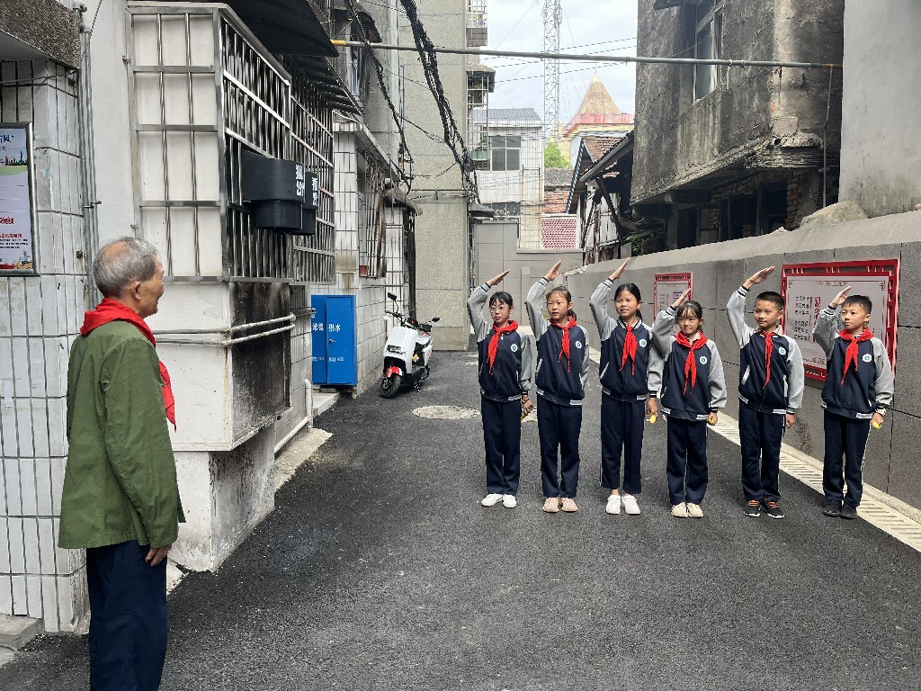 三岔路小学少先队员用“初心”寻访党的初心
