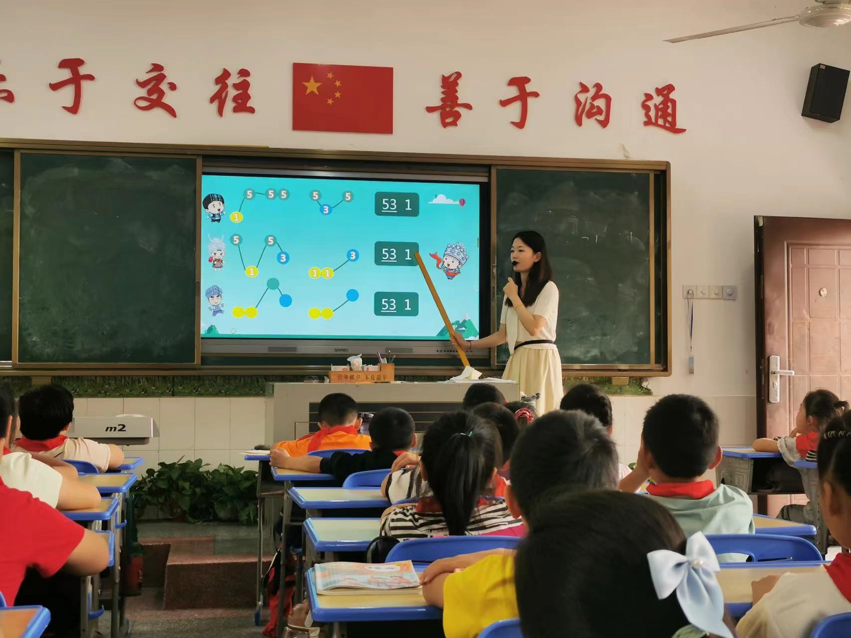 武陵区紫桥小学：深入课堂抓教学 推门听课促成长