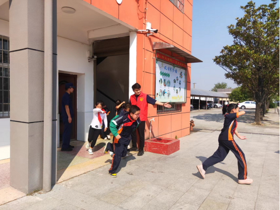 河洑镇汇华聚宝小学：消防演练助力打造安全校园