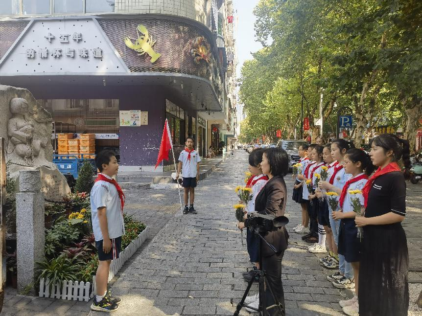 坚守那片“中国红”——卫门口小学开展庆国庆系列活动