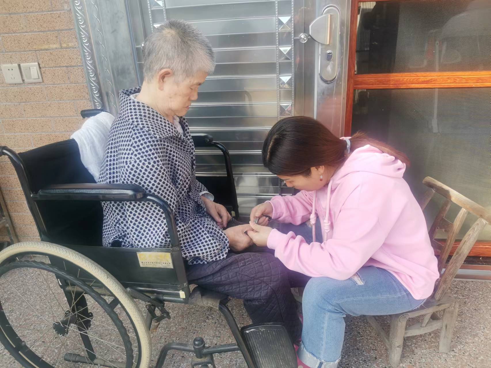 新时代文明实践耀武陵|武陵区东江街道关天坪社区：言传身教用爱筑巢