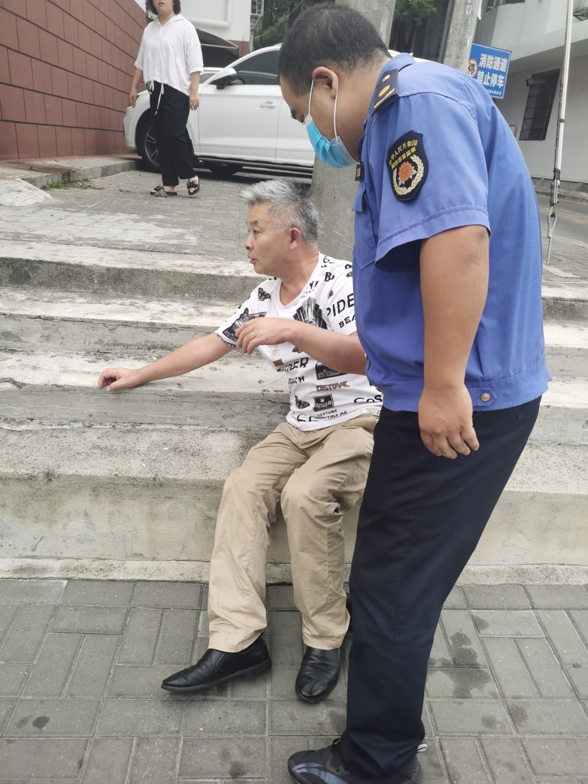 乐于助人显真情 温暖善举传大爱