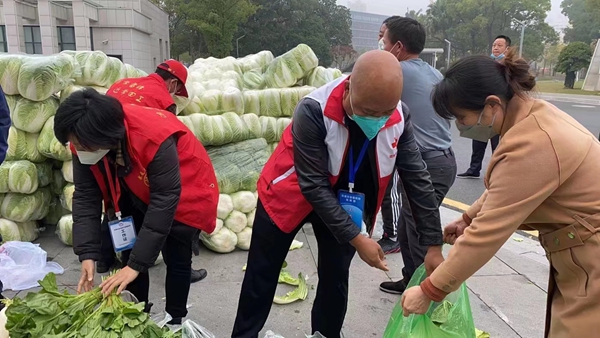 永安街道新东街社区：爱心餐飘香疫线  齐合力疫散花开
