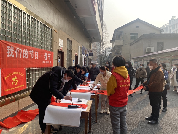 武陵区永安街道牯牛岗社区开展“我们的节日·春节”写春联送祝福活动