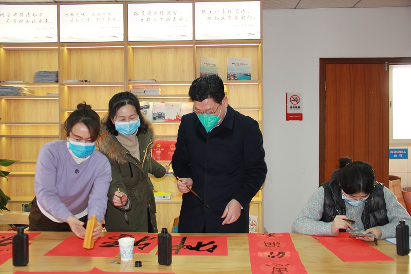 武陵区市场监管局开展“送万福、进万家”书法公益活动