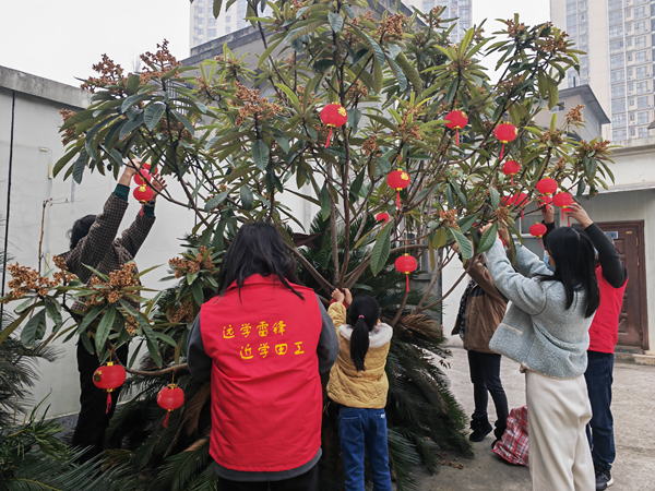 武陵区永安街道新东街社区新时代文明实践站开展“挂灯笼 迎新春 ”活动