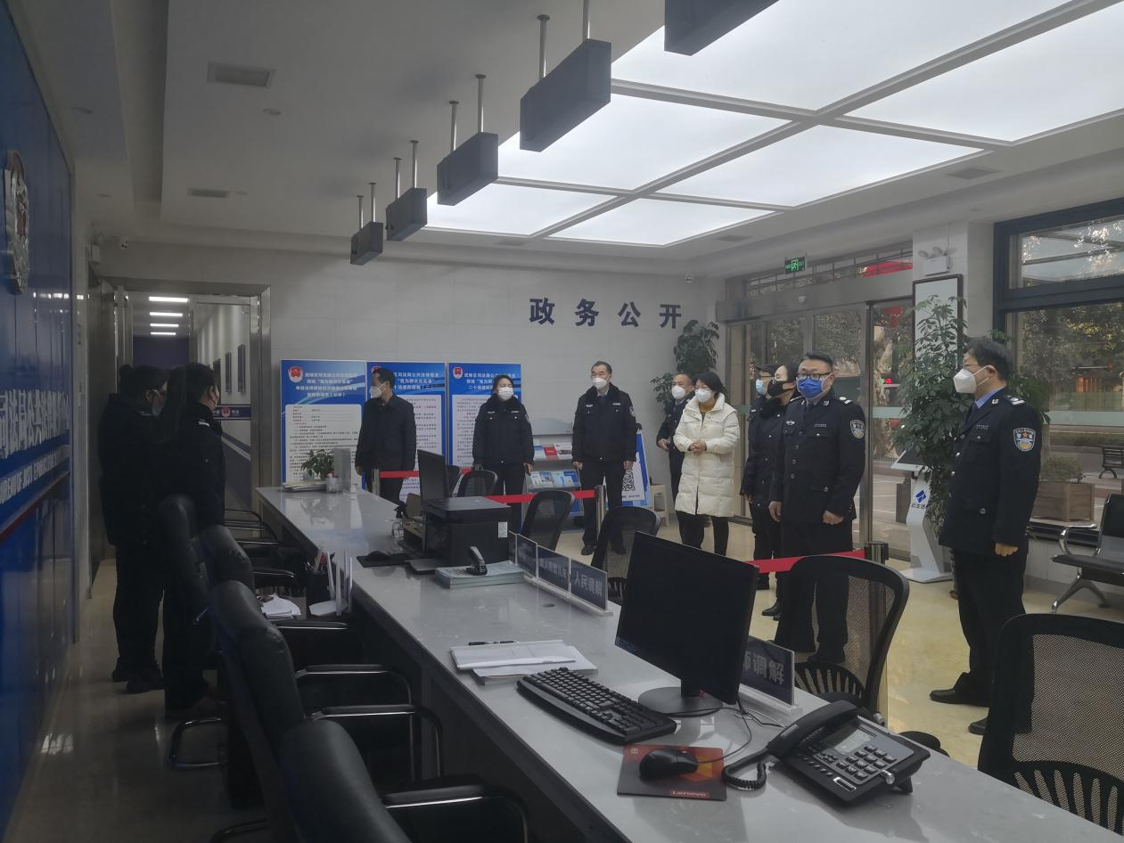 武陵区司法局局领导走访慰问干部职工