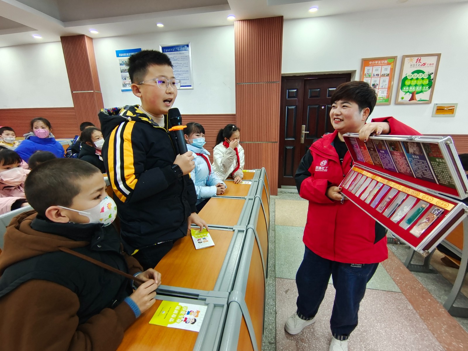 三岔路小学开学第一课 禁毒路上 青春同行
