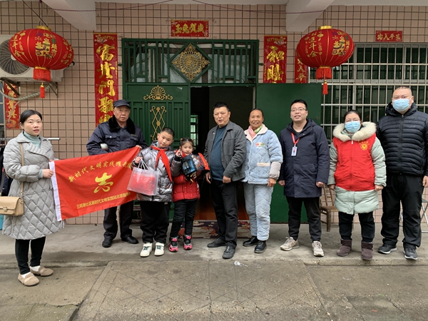 永安街道三闾港社区联合常德农村商业银行三闾分理处开展关爱留守儿童活动