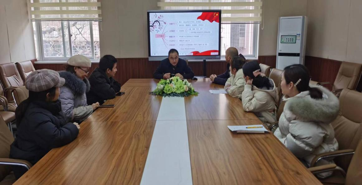 旭辉东升小学组织教师成长工作室成员召开专题会议