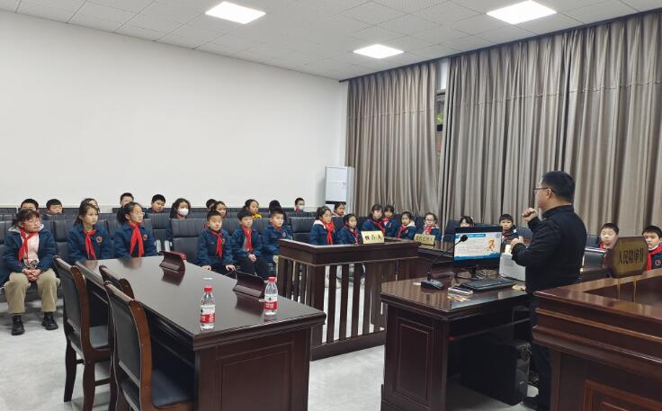 武陵区“法学未来星”法治社团开讲