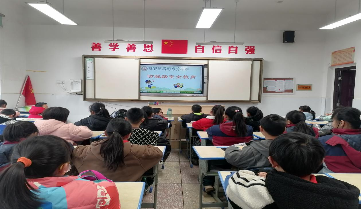 旭辉东升小学开展防踩踏安全疏散演练
