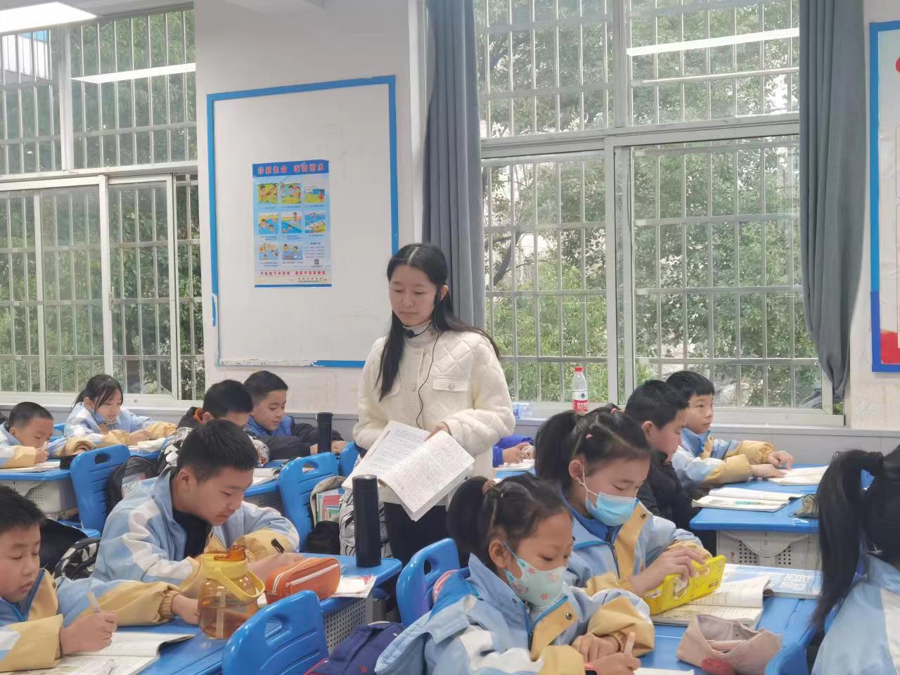 百尺竿头思更进 听课评课学为先  卫门口小学开展新学期推门听课活动