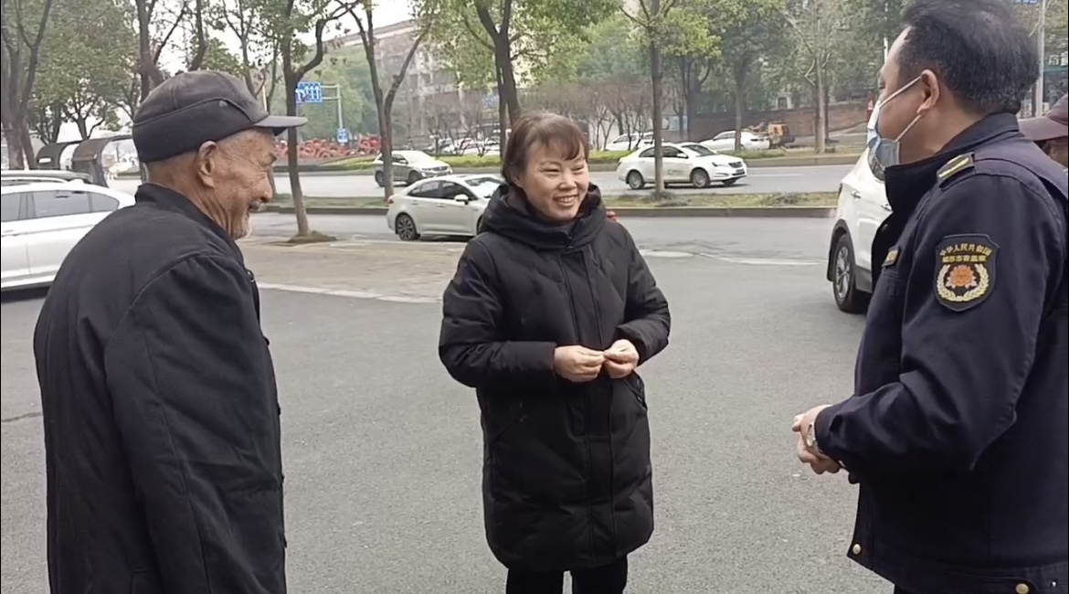 我为群众办实事 武陵区城管局永安中队队员送迷路老人回家