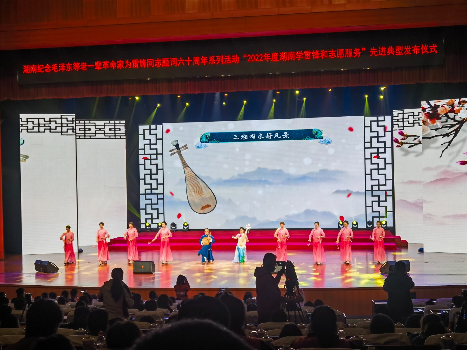 《我们都是雷锋的传人》传统曲艺唱响时代精神