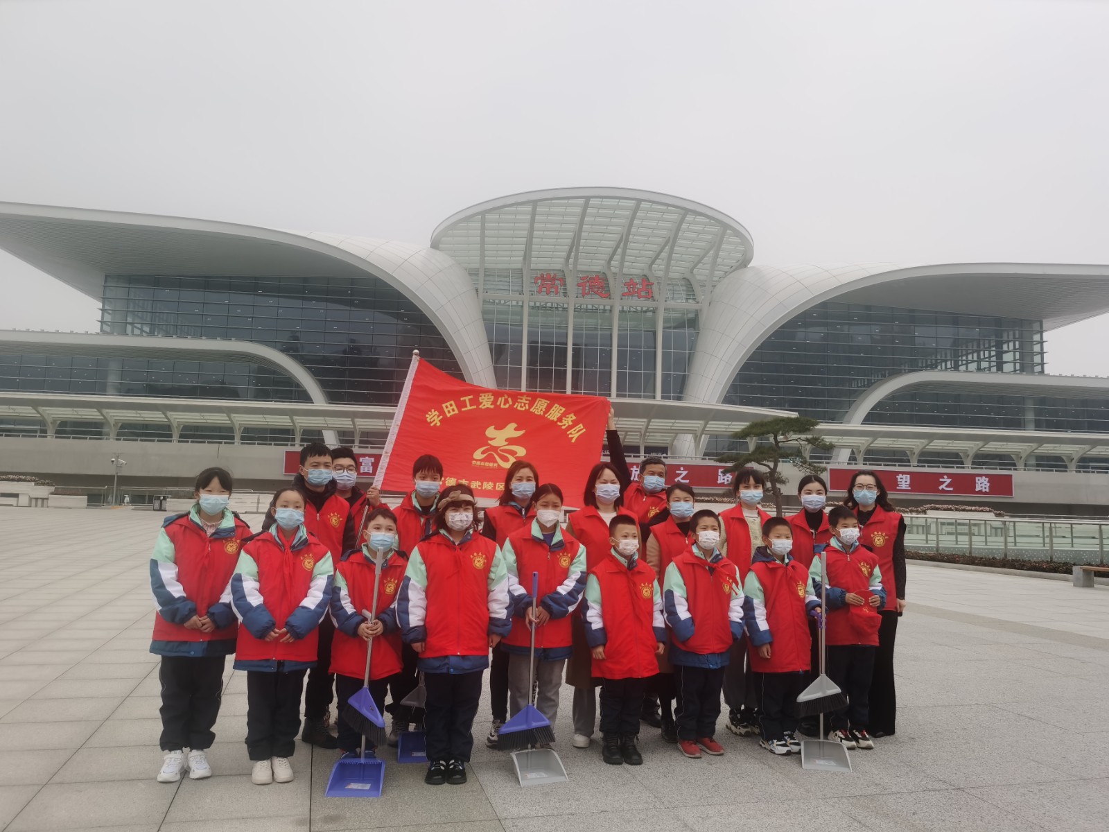 武陵区东风小学开展学雷锋志愿服务活动