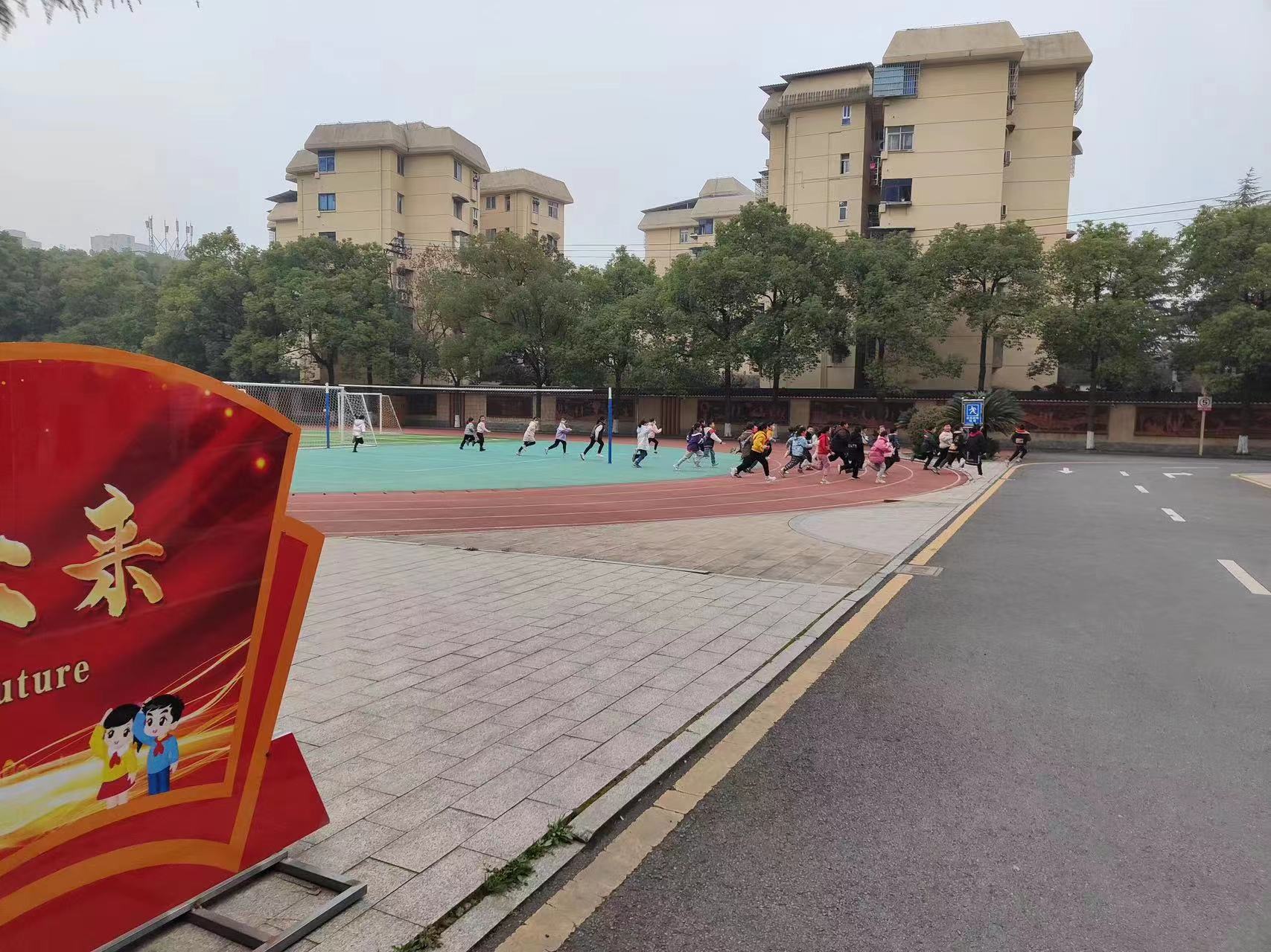 武陵区芙蓉路小学开展校园反恐防暴演练活动
