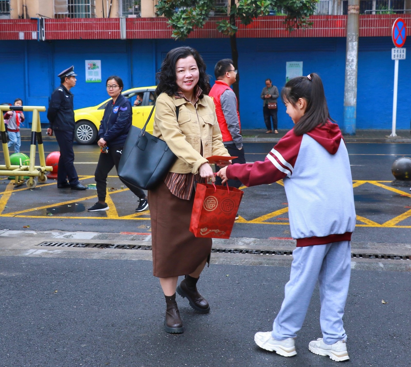 武陵区紫桥小学：温情暖三月 贺卡传真情
