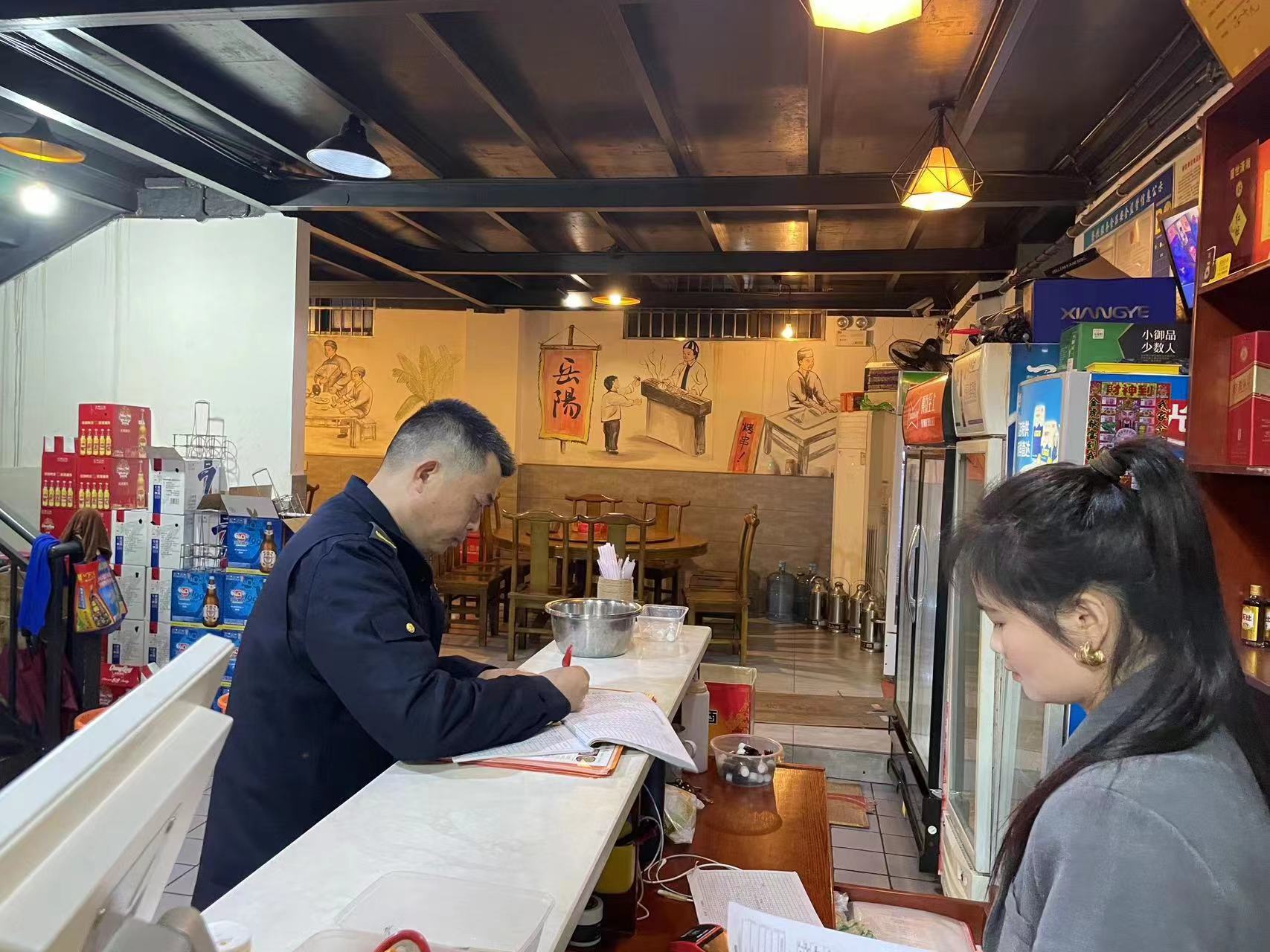 区城管局对辖区内餐饮服务单位油烟净化设施开展检查