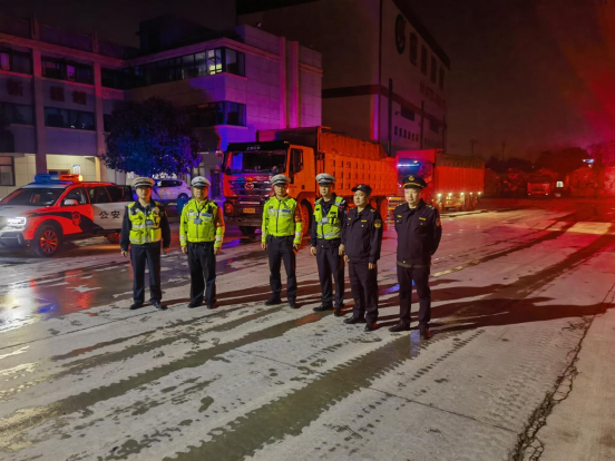 武陵区开展夜间路警联合治超行动