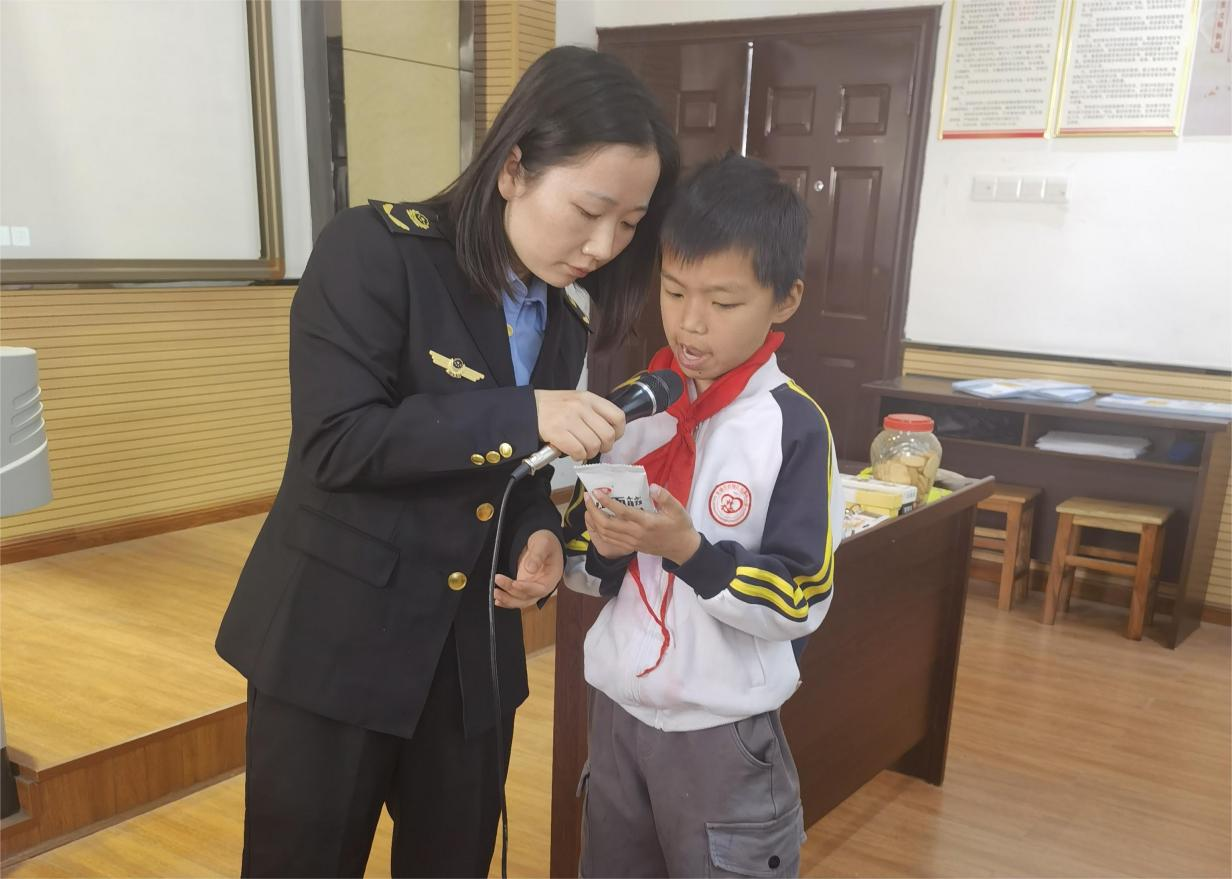 旭辉东升小学开展“3.15”食品安全进校园活动