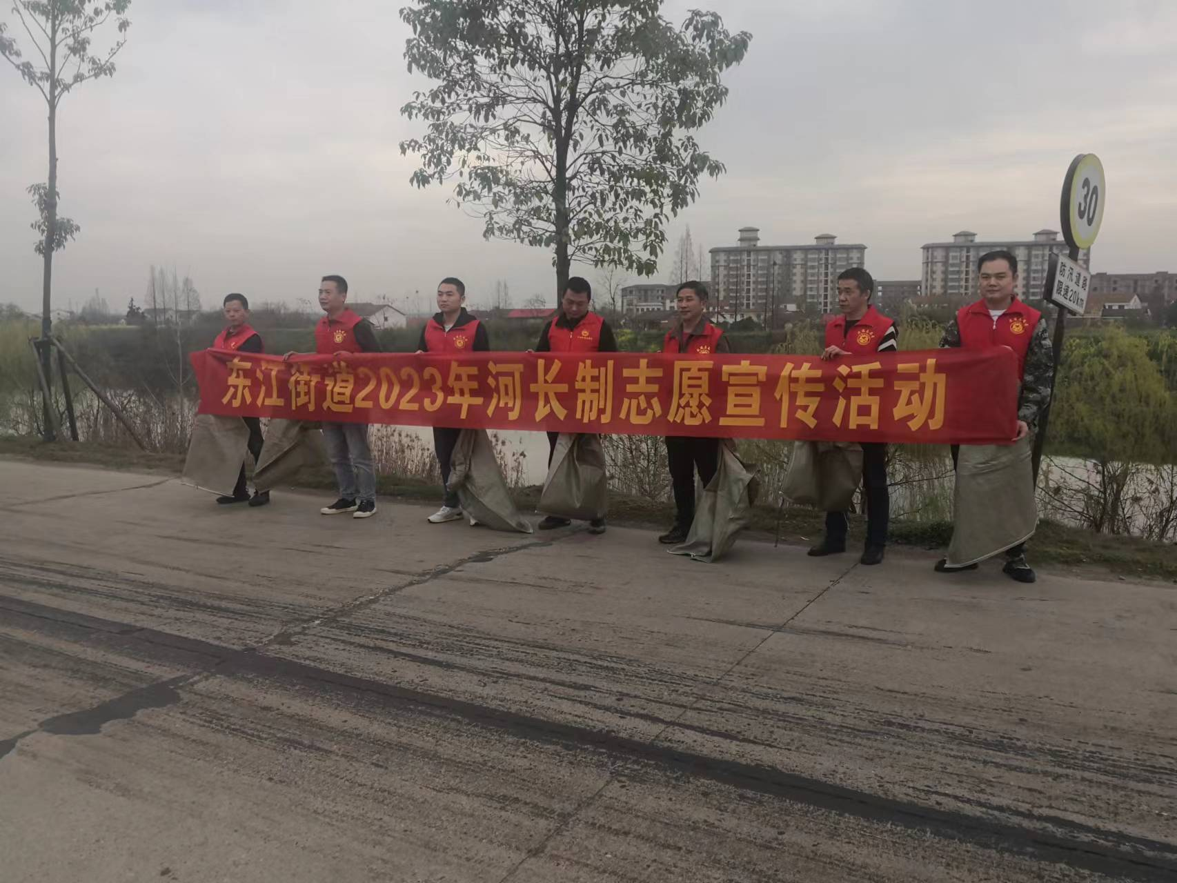 东江街道开展河道保洁志愿服务活动