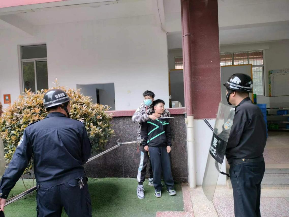 武陵区旭辉东升小学开展反恐防暴演练活动