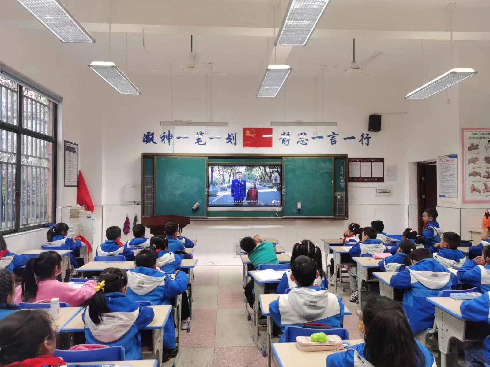 育英德景园小学开展消防安全疏散演练活动