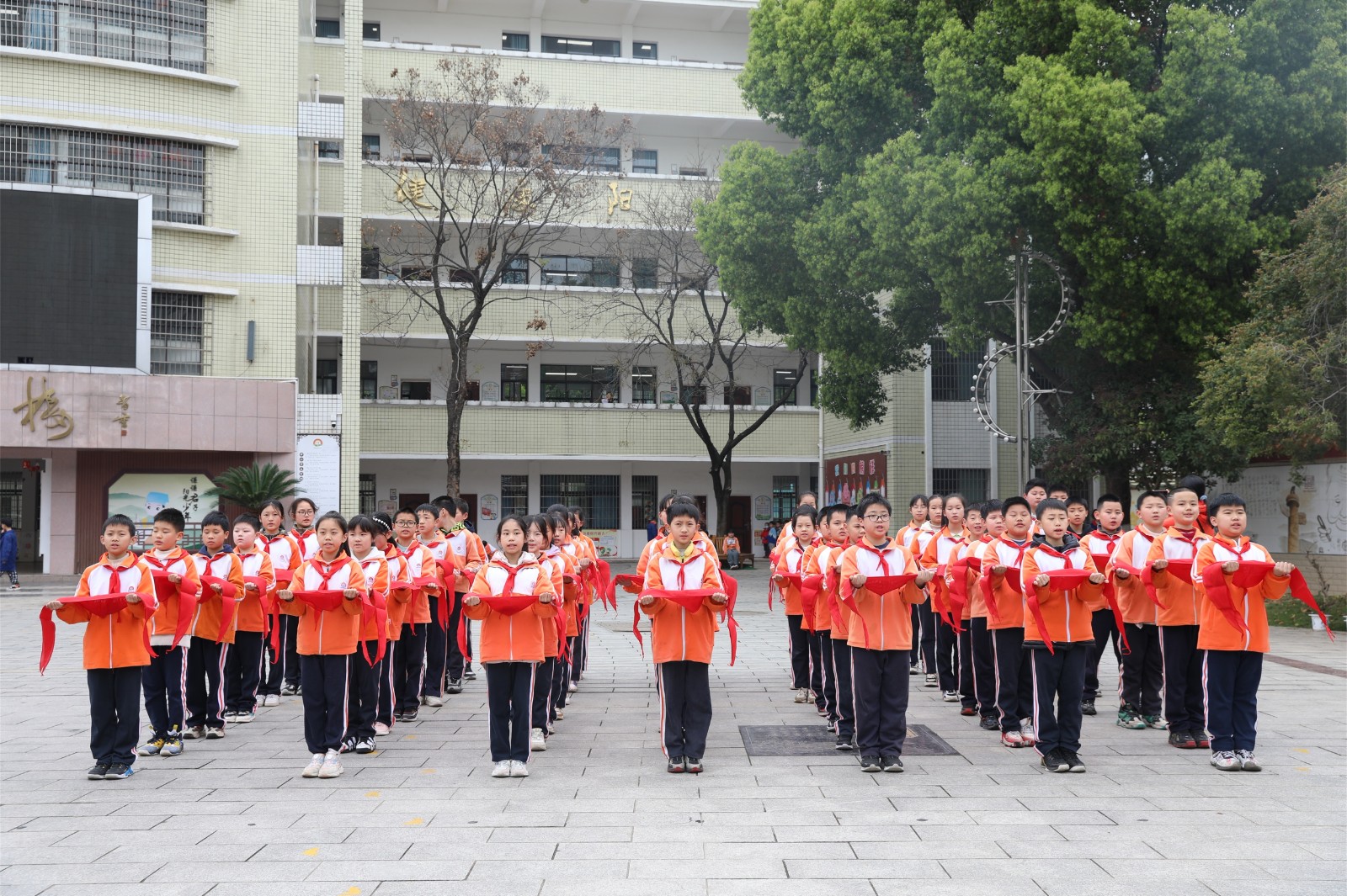 东升小学举行主题队日活动暨第三批新队员入队仪式