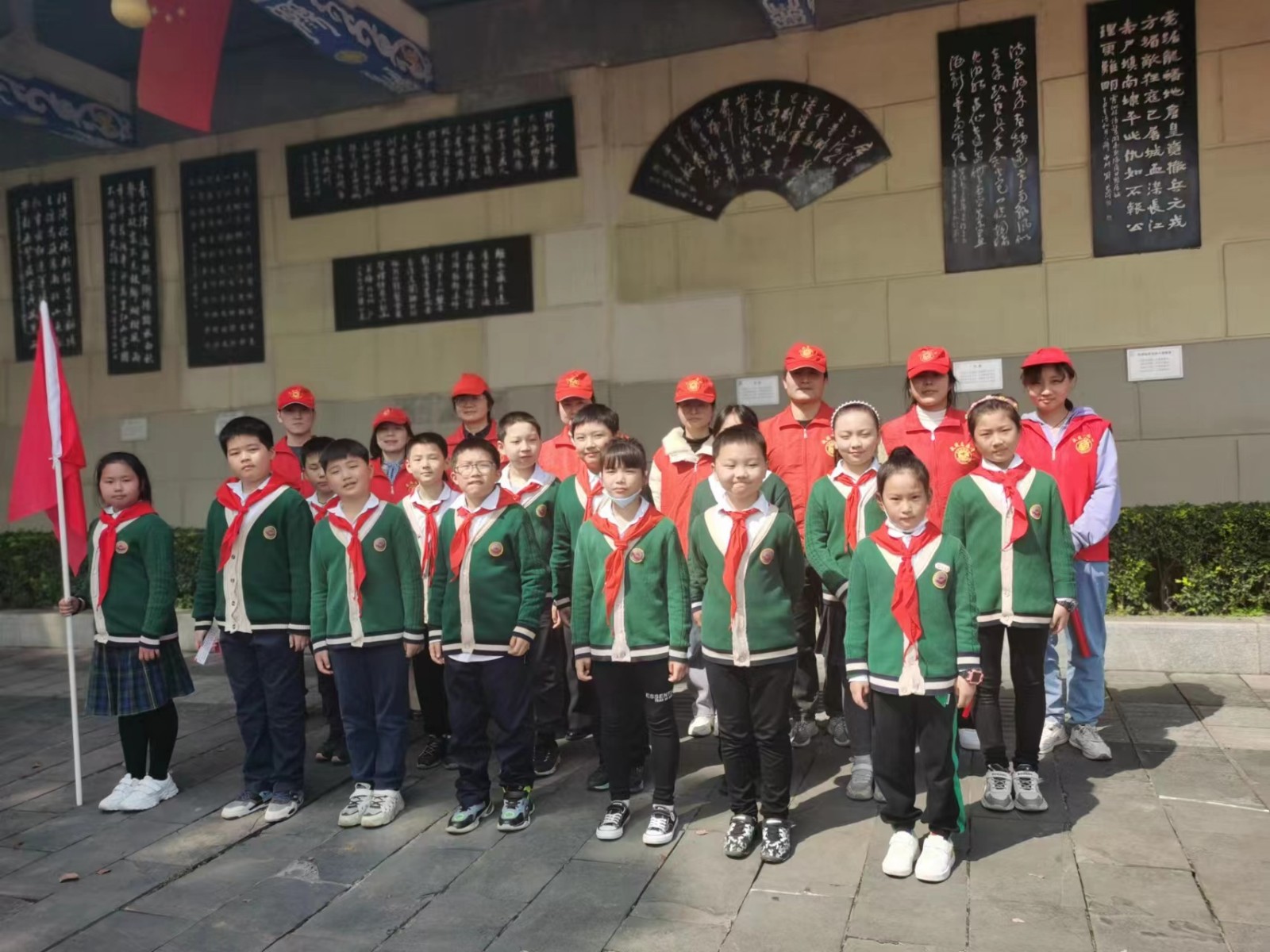 卫门口小学党建带队建寻访常德诗墙公园
