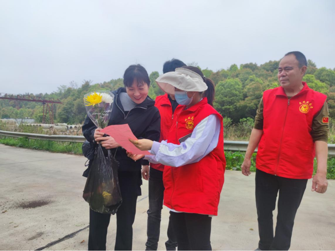 芙蓉街道：清明“鲜花换纸钱”助力文明祭扫保安全