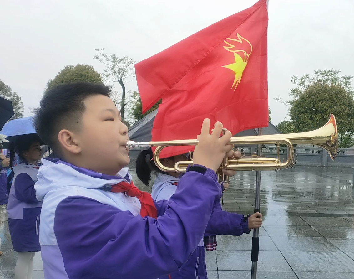 武陵区工农小学开展清明祭英烈活动