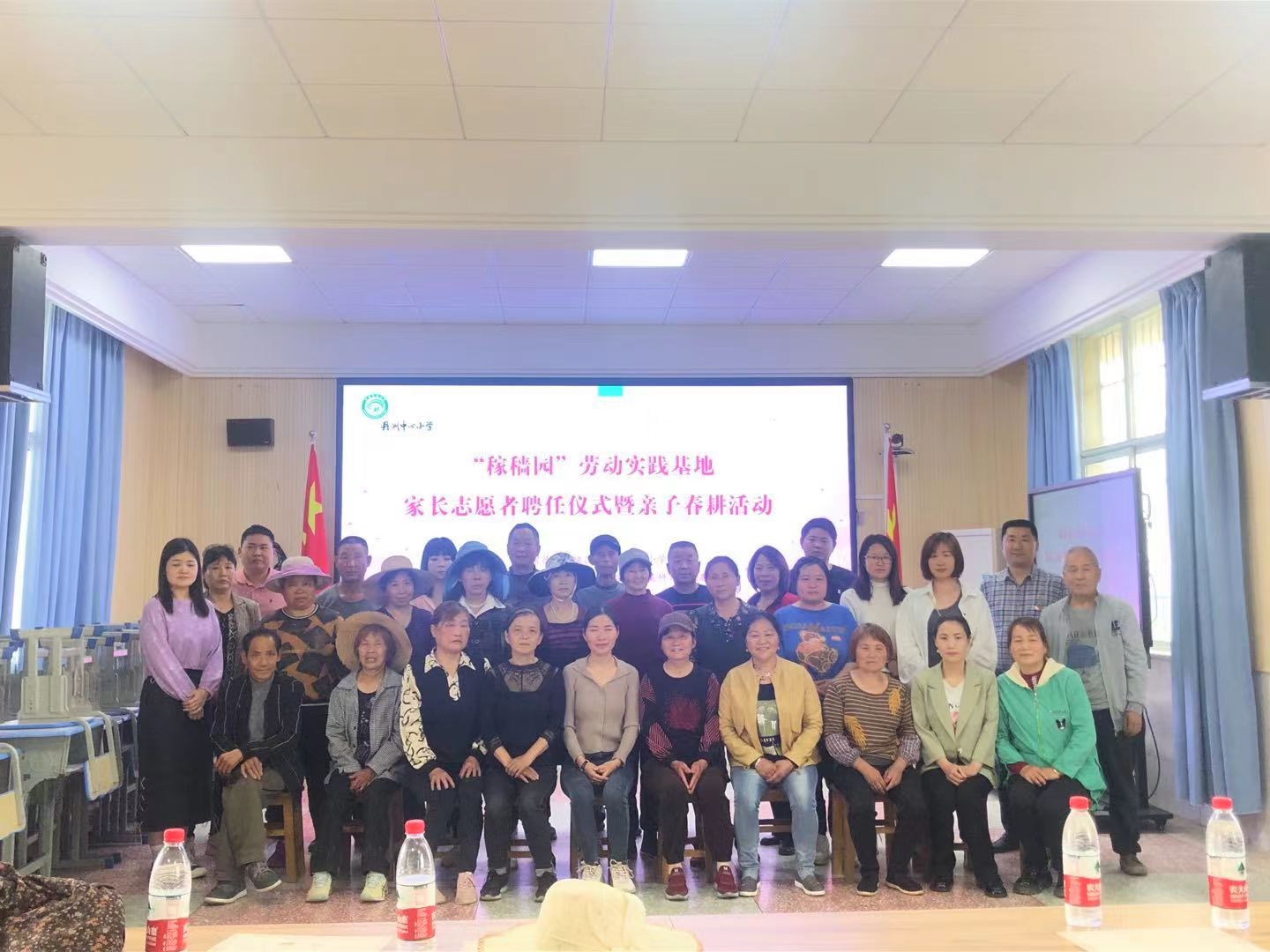 春耕正当时，不负好时光 ——武陵区丹洲乡中心小学组织开展“稼穑园”劳动实践基地家长志愿者聘任仪式暨亲子春耕活动