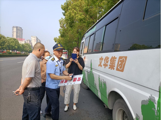 武陵区查处客运车辆站外揽客行为