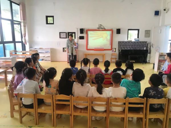 武陵区丹洲乡坪湖幼儿园开展“故事爸妈”进课堂活动