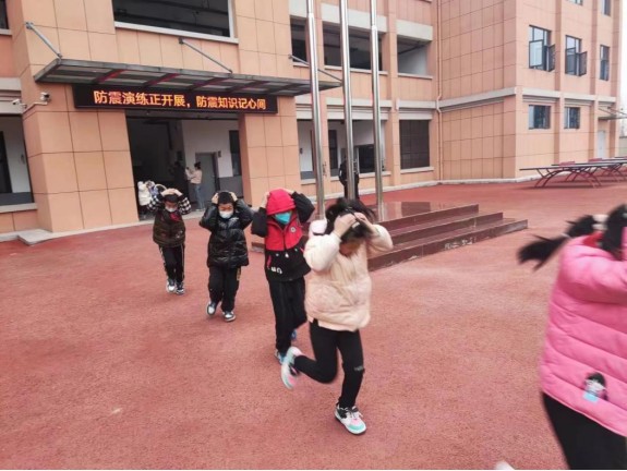 丹洲乡坪湖小学开展防震应急安全疏散演练