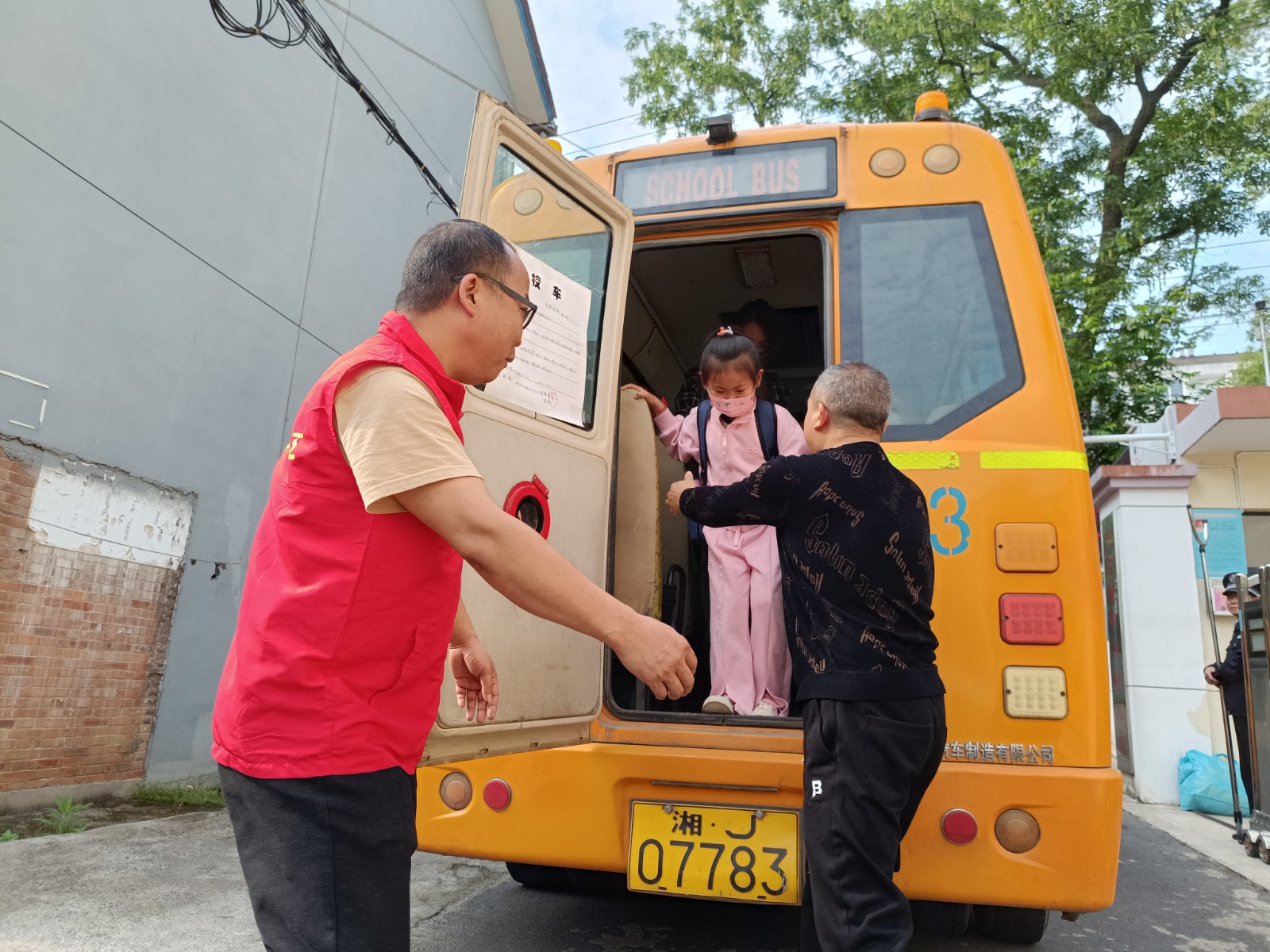 河洑镇中心幼儿园开展校车安全应急疏散演练活动