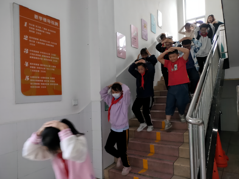 旭辉东升小学开展防震减灾应急疏散演练