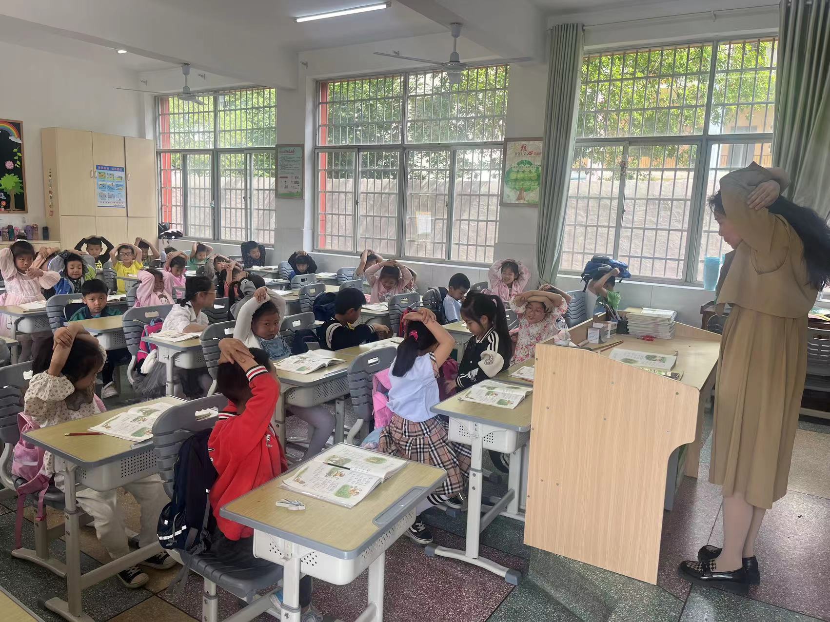 武陵区三岔路小学开展防震疏散演练活动