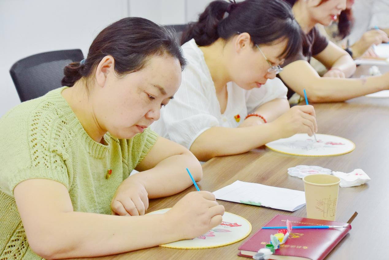 武陵区三岔路小学：手绘廉洁扇  清风润校园