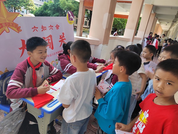 紫桥小学举办少先队一年级新队员入队仪式