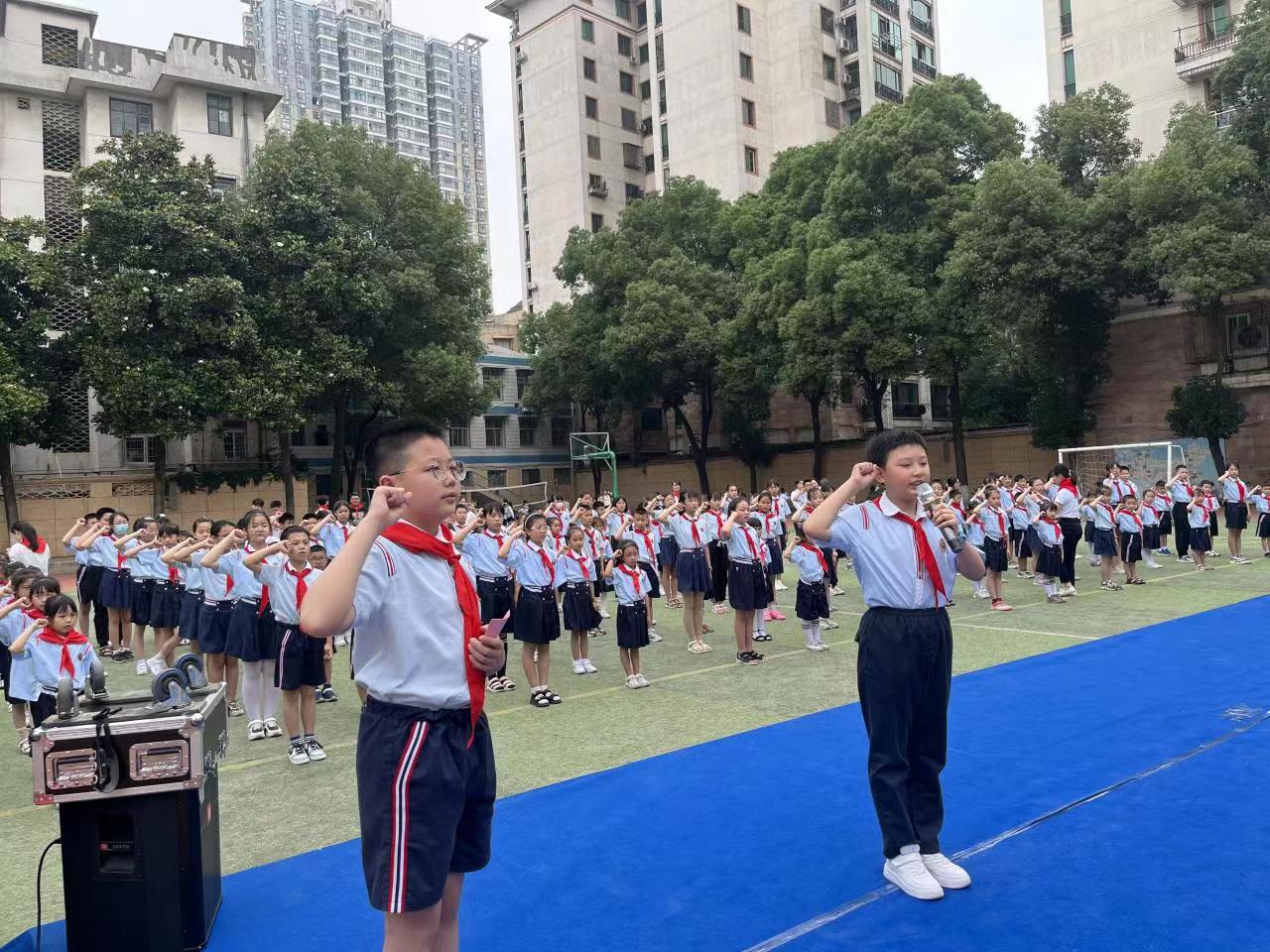 卫门口小学开展“红心向党”少先队员入队活动