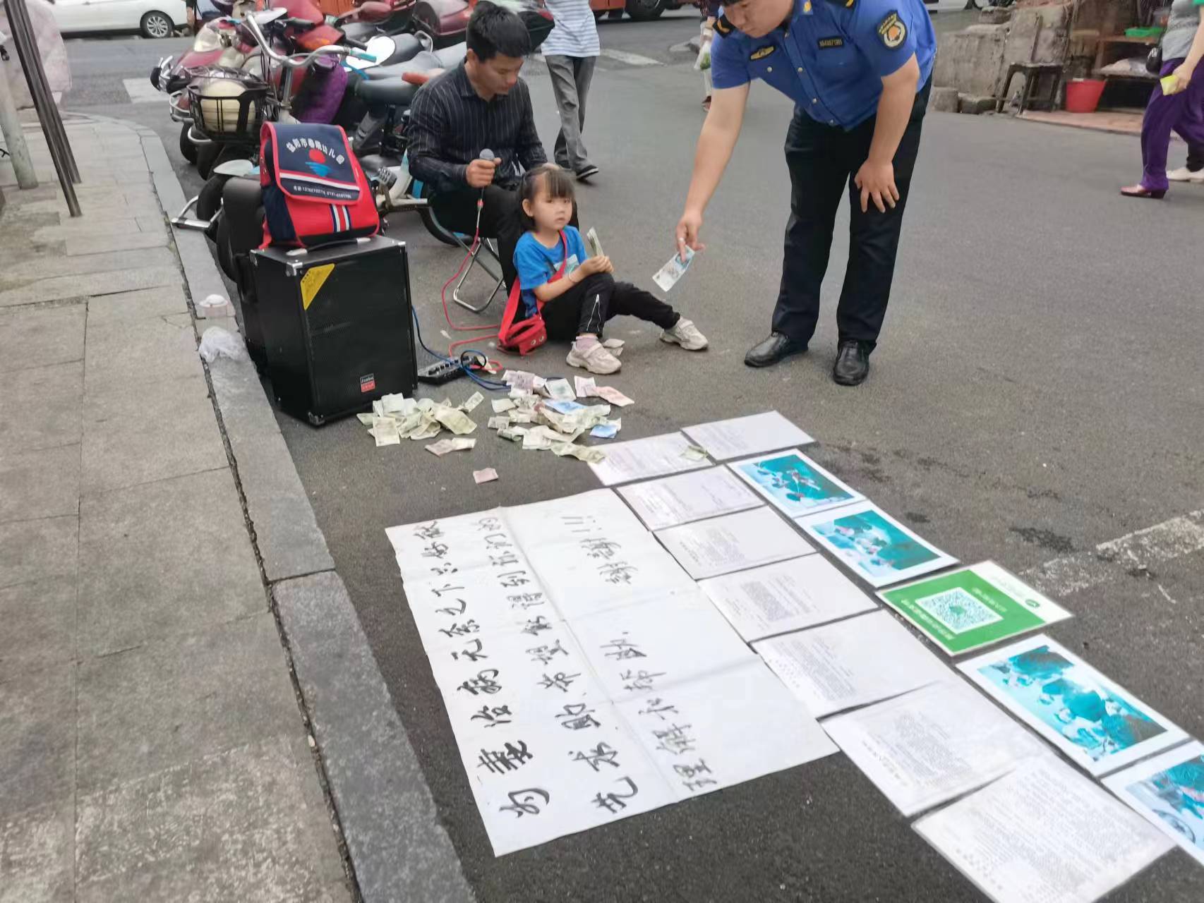 武陵区城管局府坪中队队员捐款献爱心