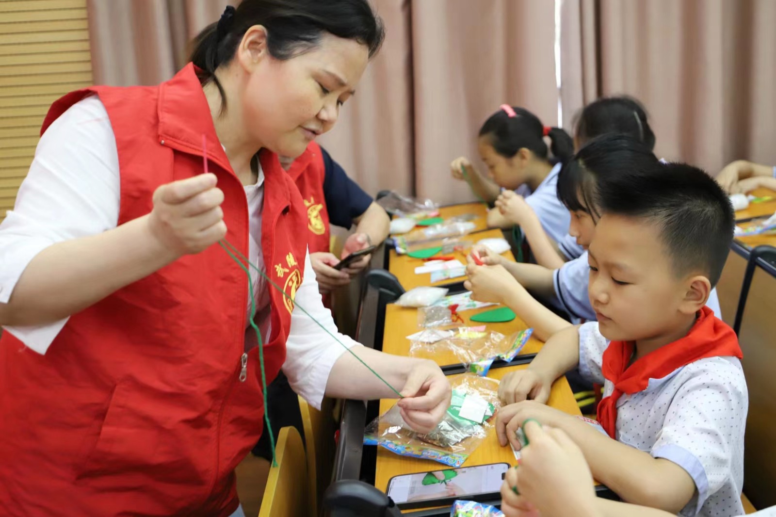 旭辉东升小学开展“我们的节日•端午”活动