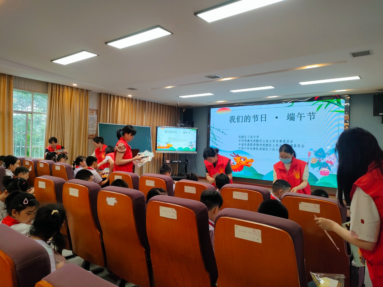 工农小学开展端午节关爱留守儿童活动