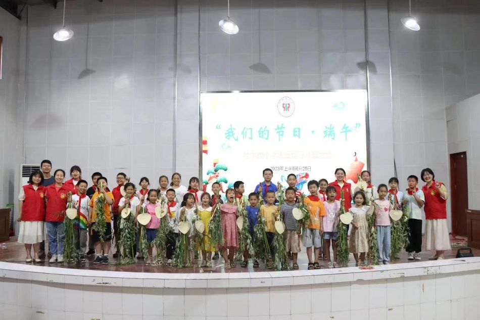 社木铺小学开展关爱留守儿童活动